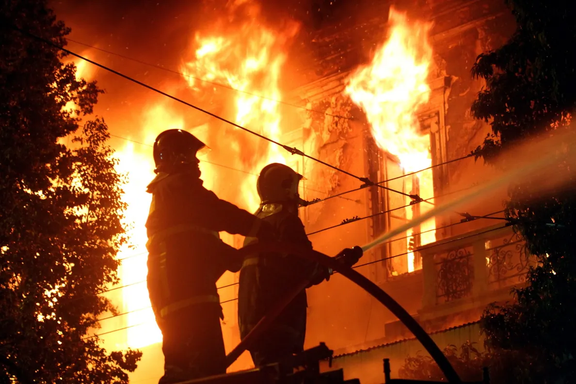Confirman la muerte de 37 personas en incendio en centro comercial de Siberia