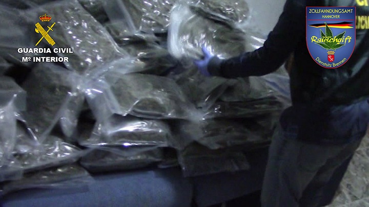 La Guardia Civil desarticula una «peligrosa» organización de tráfico internacional de marihuana y detiene a 18 miembros