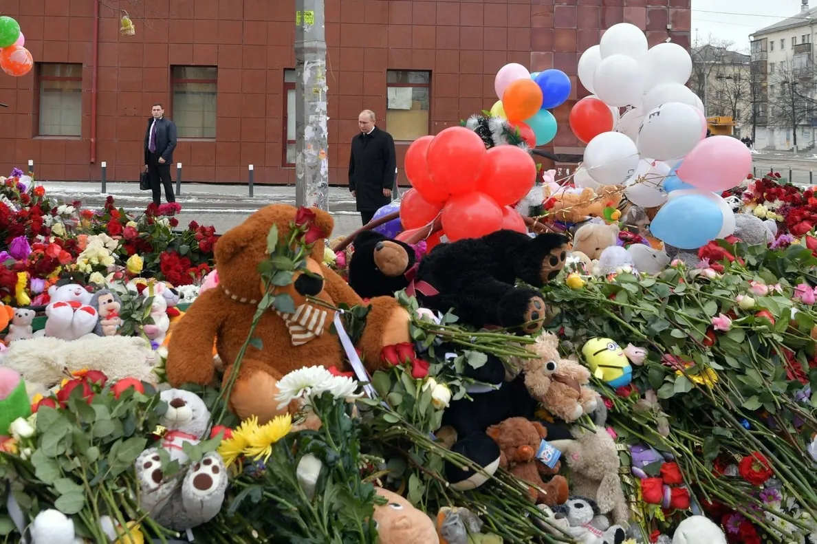 Putin deposita flores en el lugar del incendio que causó al menos 64 muertos