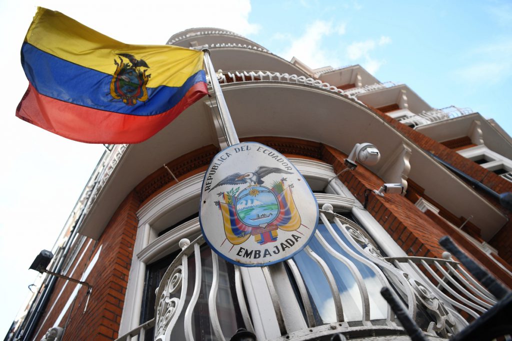 Ecuador suspende el acceso a las comunicaciones a Julian Assange por violar un acuerdo