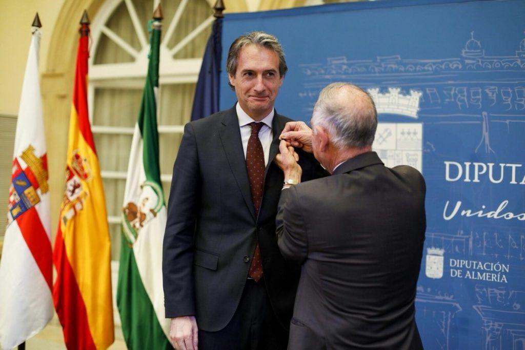 El ministro de Fomento, Íñigo de la Serna, distinguido con el Escudo de Oro de la Diputación de Almería