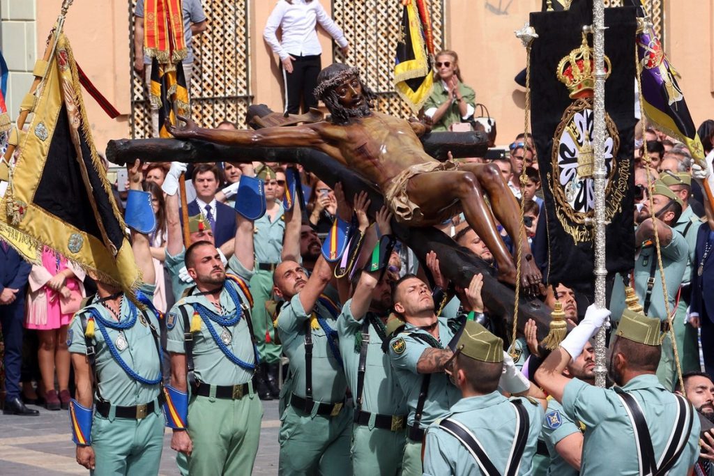 El desembarco de la Legión y el traslado del Cristo de la Buena Muerte emocionan a Málaga