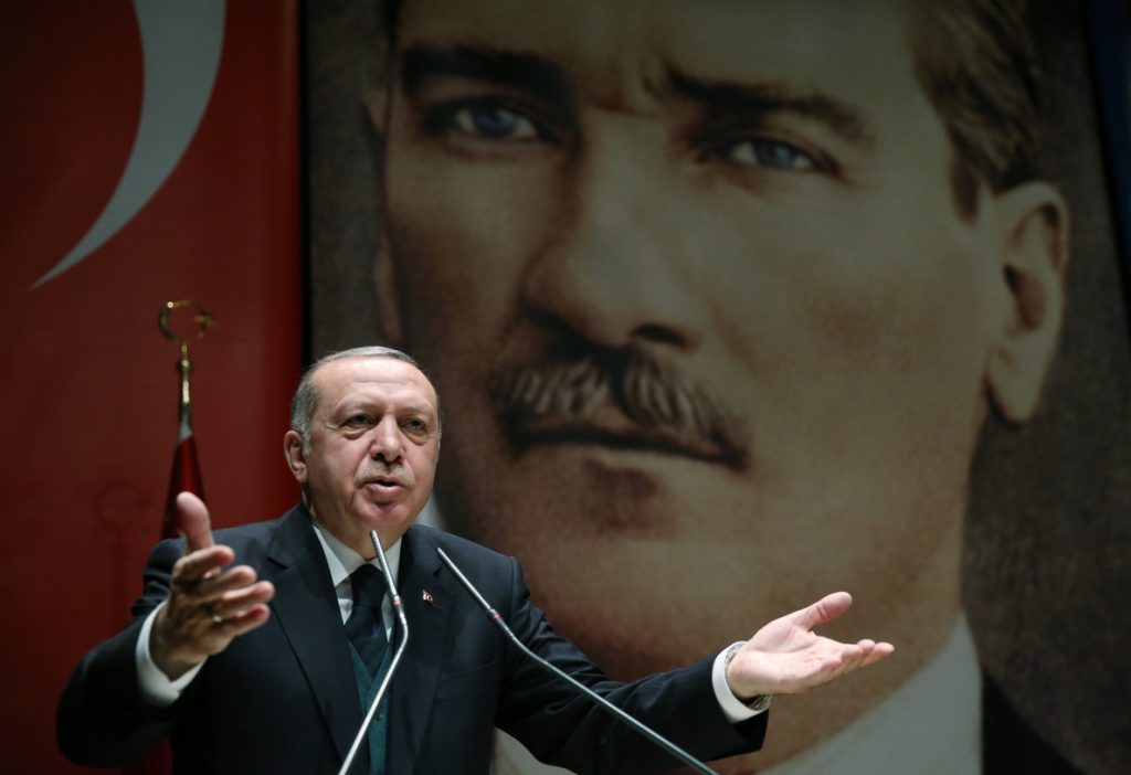 Erdogan critica la postura «errónea» de Francia respecto a milicia kurdosiria