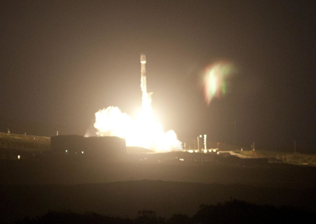 SpaceX lanza con éxito cohete con 10 satélites de telecomunicaciones