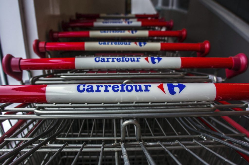 Bloqueos en accesos a hipermercados franceses por la huelga en Carrefour