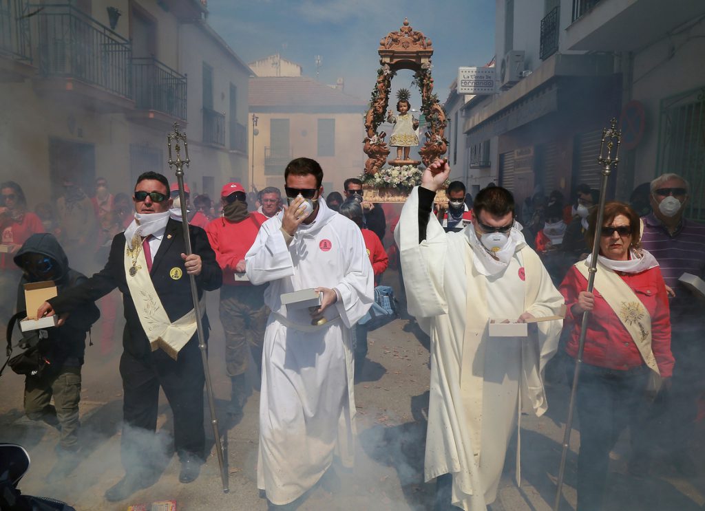 Cúllar Vega (Granada) quema 100.000 petardos para celebrar a su Resucitado