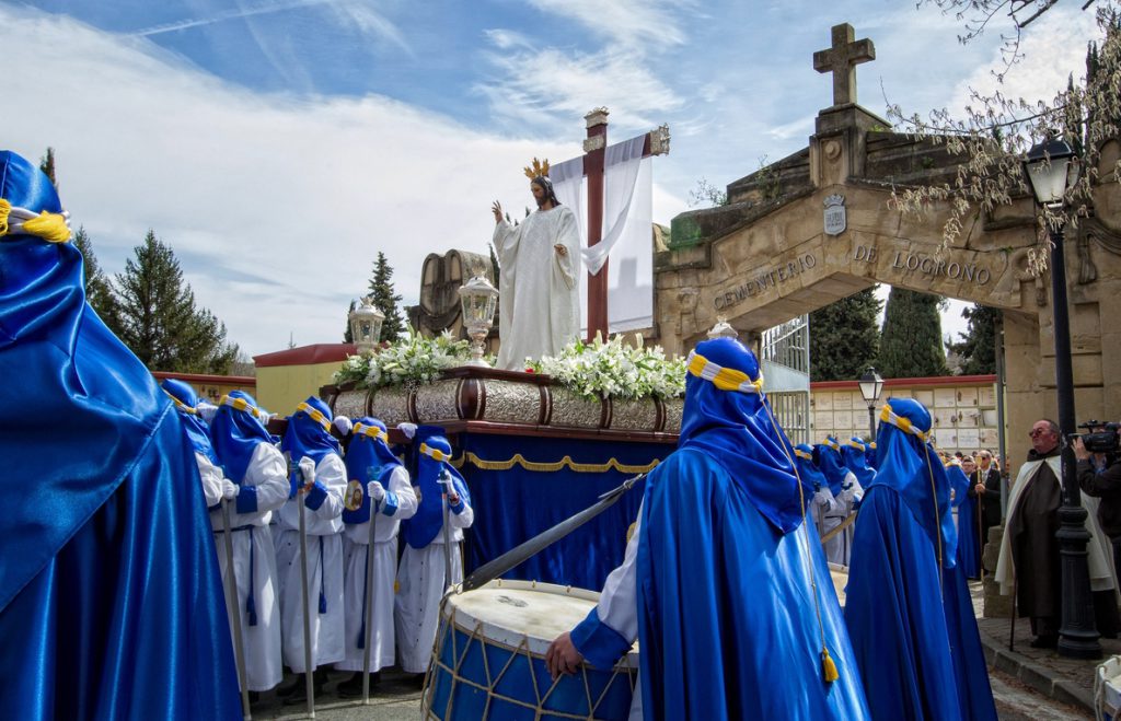 Logroño saca en procesión desde el cementerio al Cristo Resucitado
