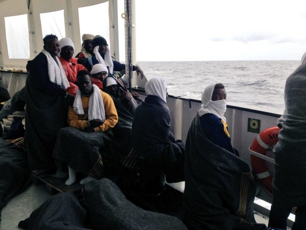 ONG renuncian a rescatar a decenas de inmigrantes ante la intervención de los guardacostas libios