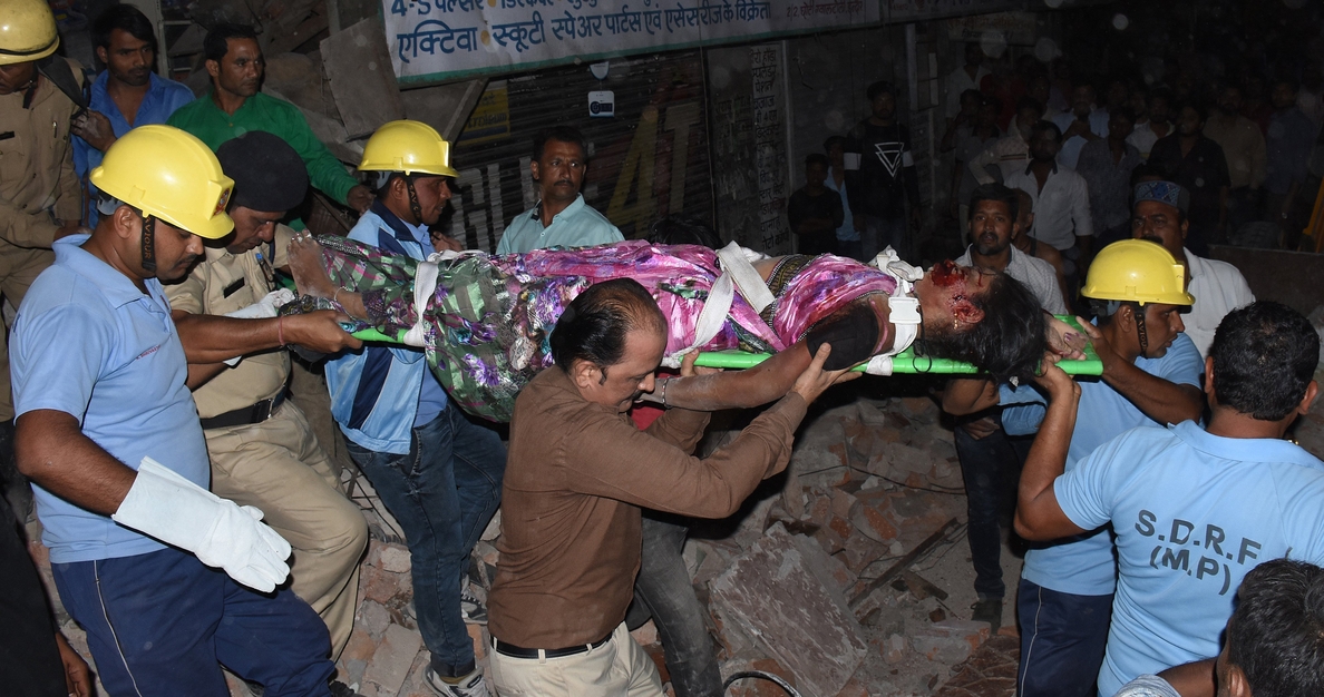 Diez muertos por el derrumbe de un edificio en el centro de la India