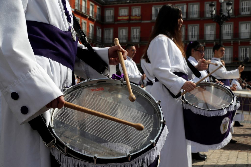 La tamborrada de la Plaza Mayor cierra la Semana Santa madrileña