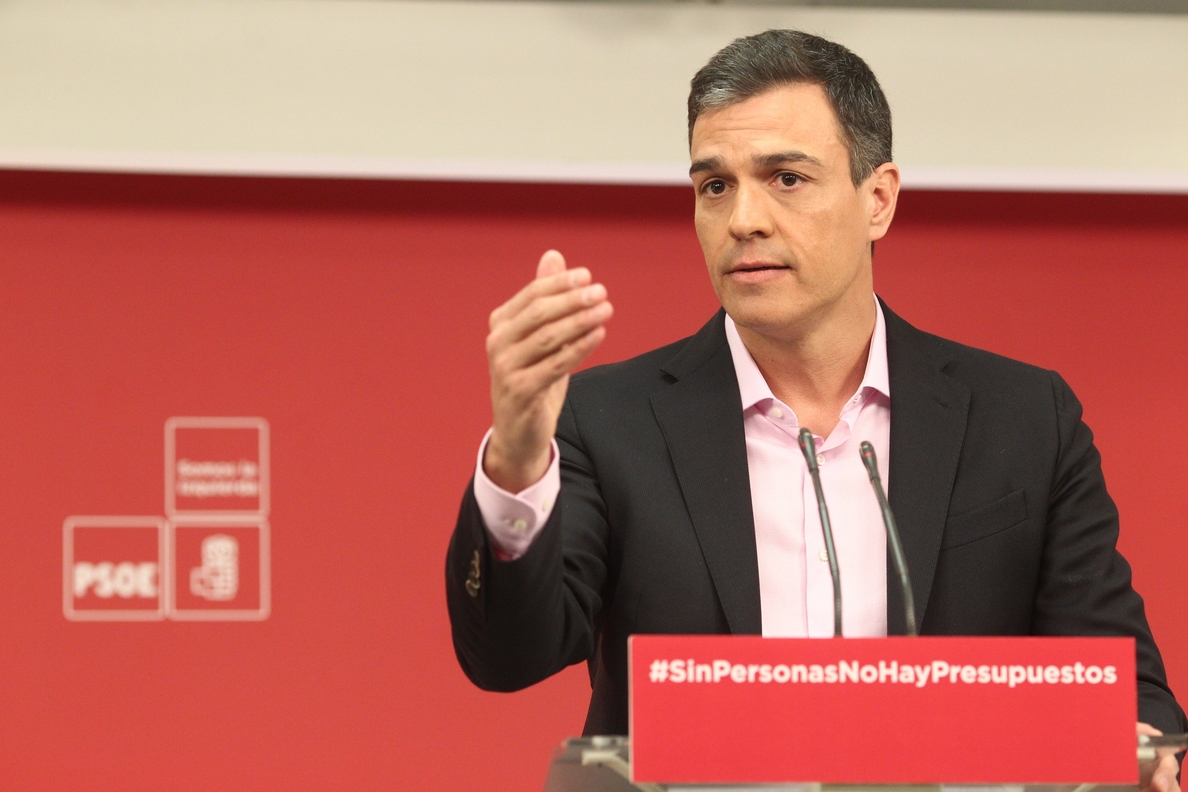 Pedro Sánchez cree que el Gobierno catalán tienen que formarlo los independentistas, pero evita polemizar con el PSC