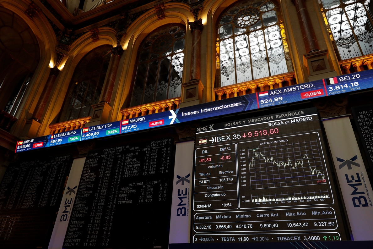 El IBEX cae un 1,03 por ciento a mediodía lastrada por la banca y las bolsas europeas