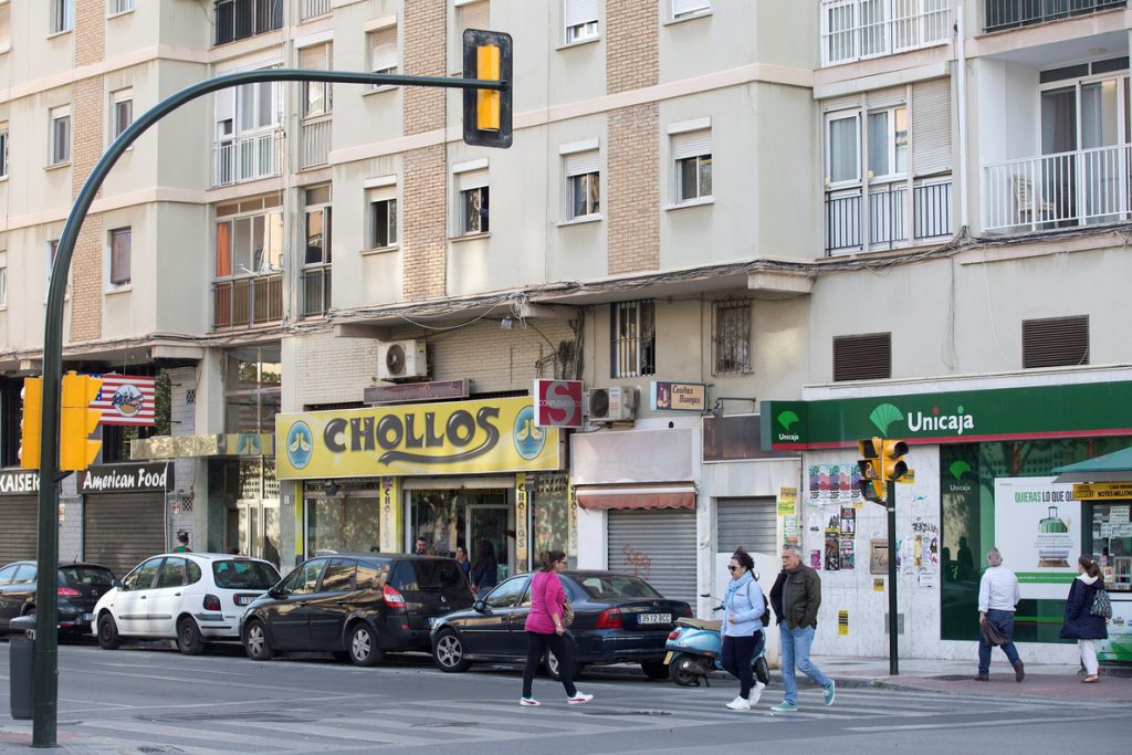 Muere un niño al caer desde la terraza de un segundo piso en Málaga