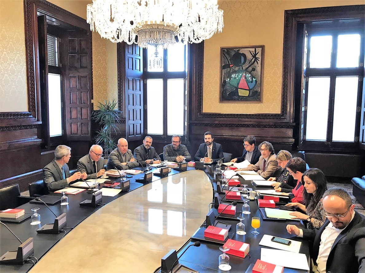 Los grupos tienen 48 horas para decidir si impugnan la delegación de voto de Puigdemont