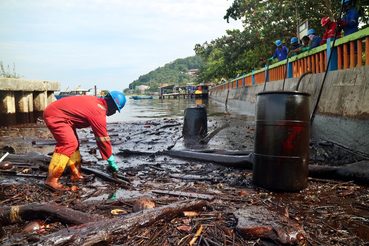 La estatal Pertamina admite la responsabilidad en el vertido en una bahía de Indonesia