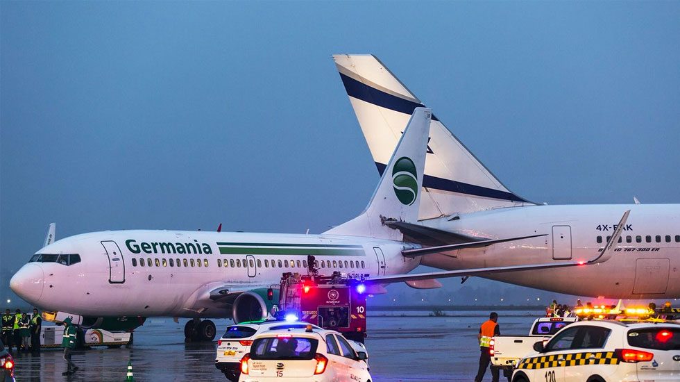Dos aviones de pasajeros chocan antes del despegue