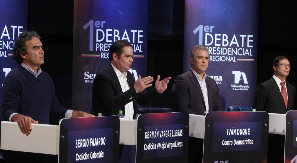 Candidatos colombianos discuten sobre corrupción y paz en un acalorado debate