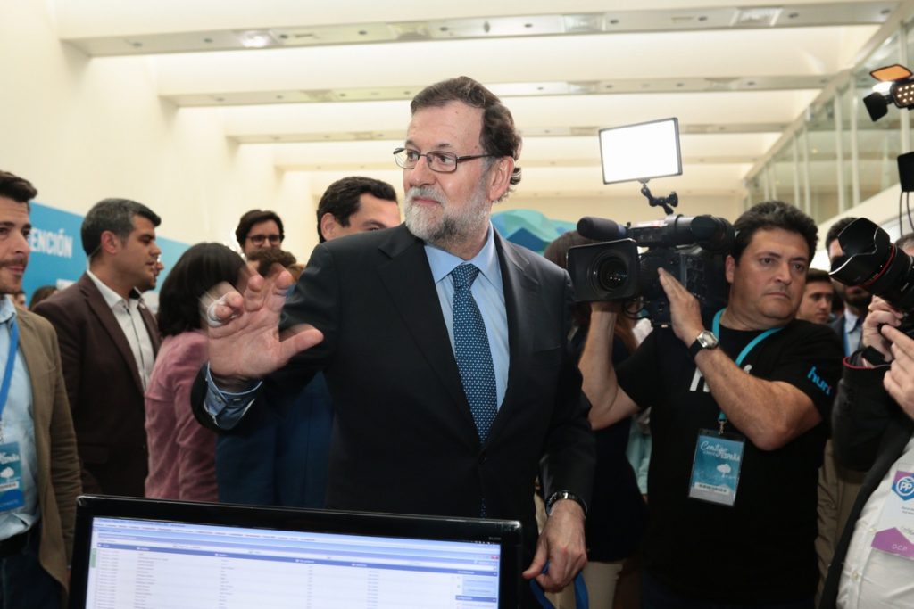 Rajoy se estrena en la convención del PP plantando una encina y sin hacer declaraciones