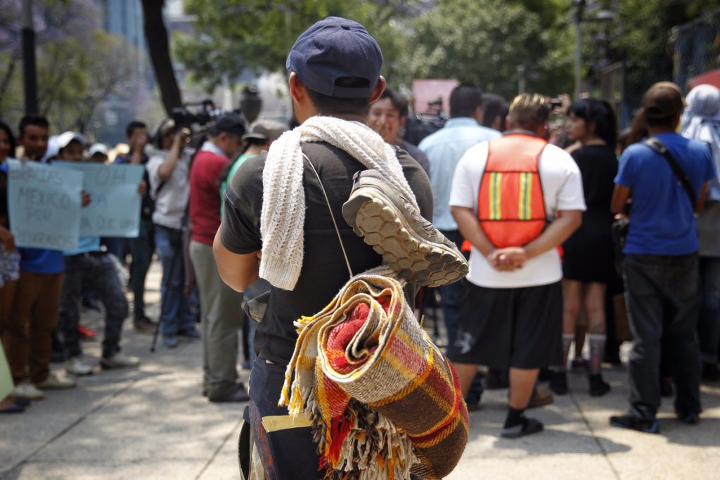 Decenas de miembros de caravana migrante se manifiestan en capital mexicana
