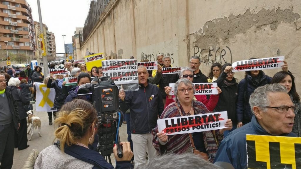 Decenas de personas marchan alrededor de La Model por la libertad de los presos soberanistas
