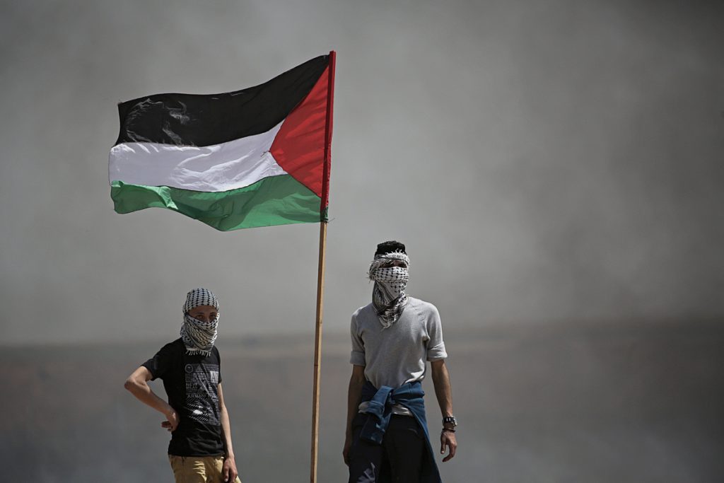 Un chaleco de prensa y una bandera palestina despiden al periodista muerto en Gaza