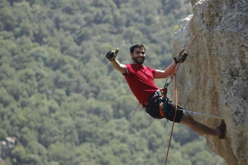 El desafío de Jarah: escalar hasta el campamento base del Everest con una prótesis para salvar una escuela