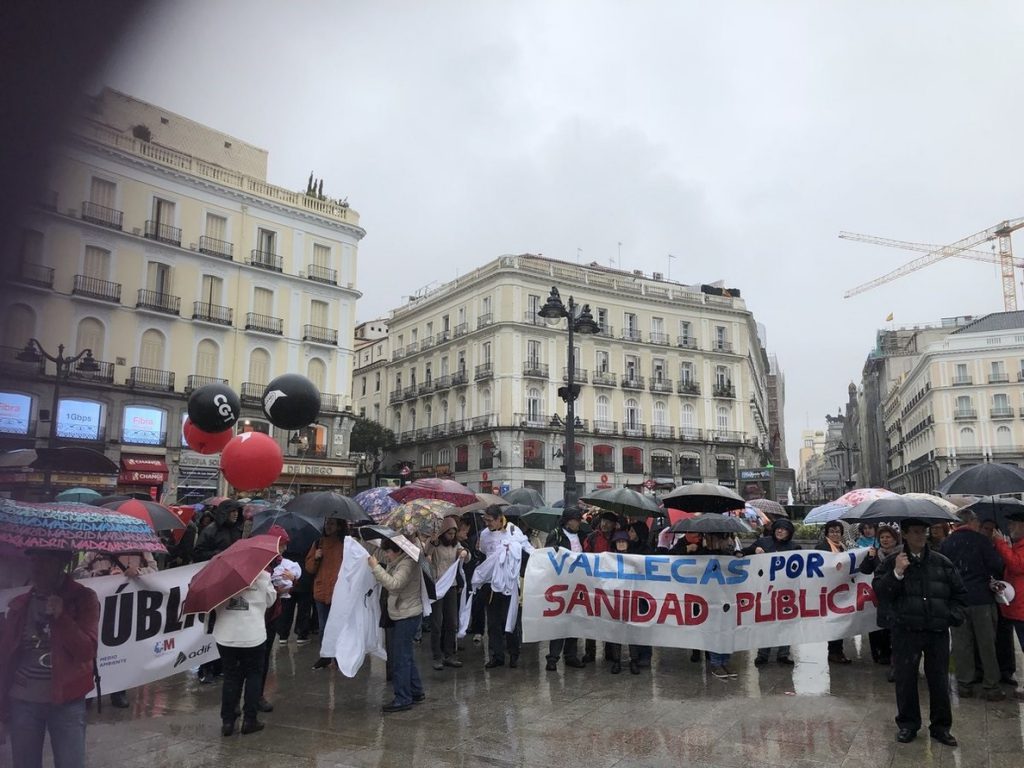 Una cadena humana formada con sábanas rodea la Puerta del Sol, contra la «austeridad» sanitaria y la «privatización»