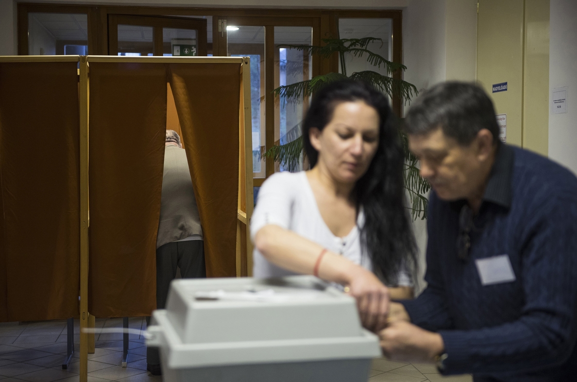 Abren los colegios electorales para las elecciones parlamentarias en Hungría