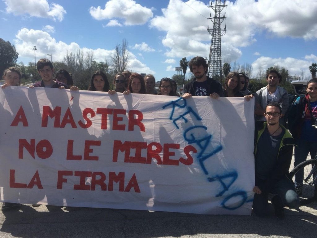 Estudiantes se acercan a los alrededores de la Convención del PP para protestar por el máster de Cifuentes