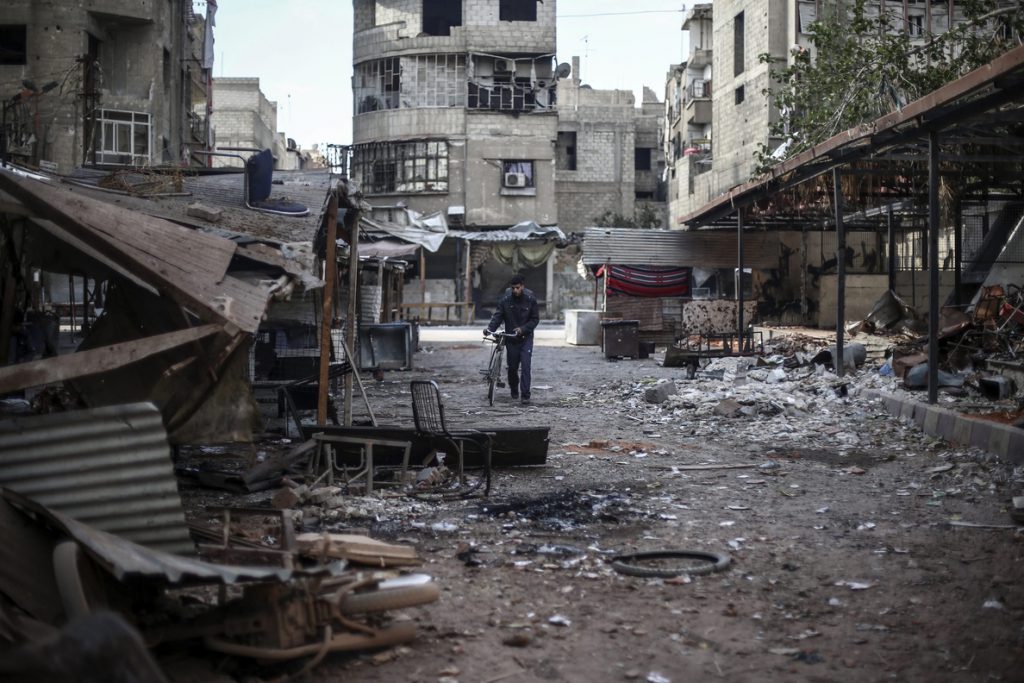 Los rebeldes se preparan para salir de su último reducto cerca de Damasco