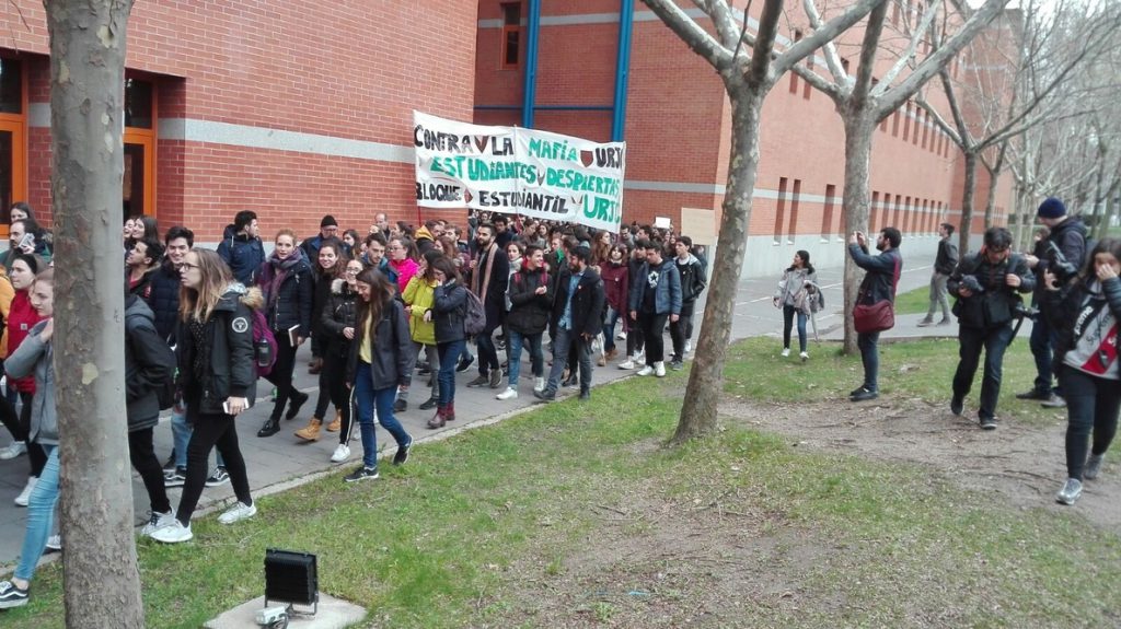 Estudiantes exigen la dimisión de Cifuentes por el máster en la URJC al grito de ‘Fuera la mafia de la universidad’