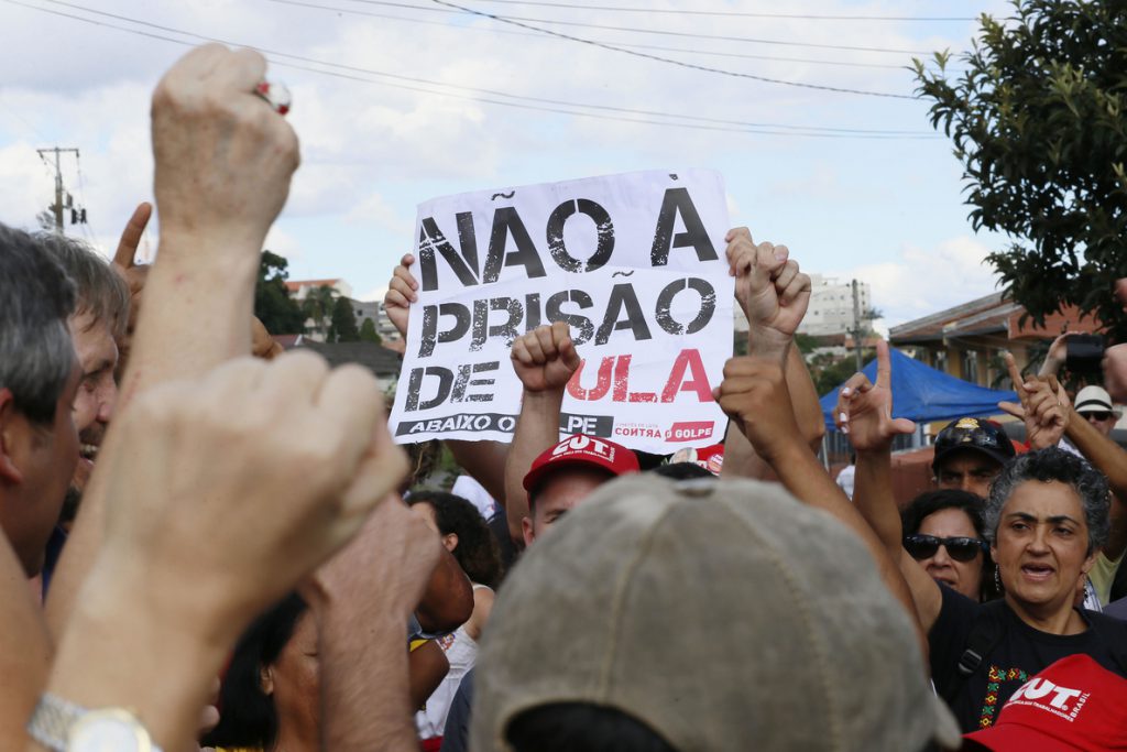 La militancia apoya a Lula frente a la cárcel y sus abogados buscan salidas