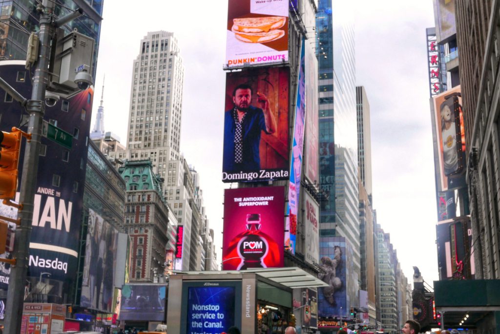Un artista español radicado en EE.UU. se apodera de las pantallas de Times Square