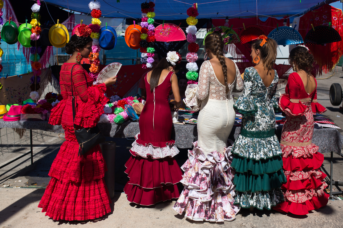 Mangas cortas, talles altos y alta bisutería para los trajes de flamenca