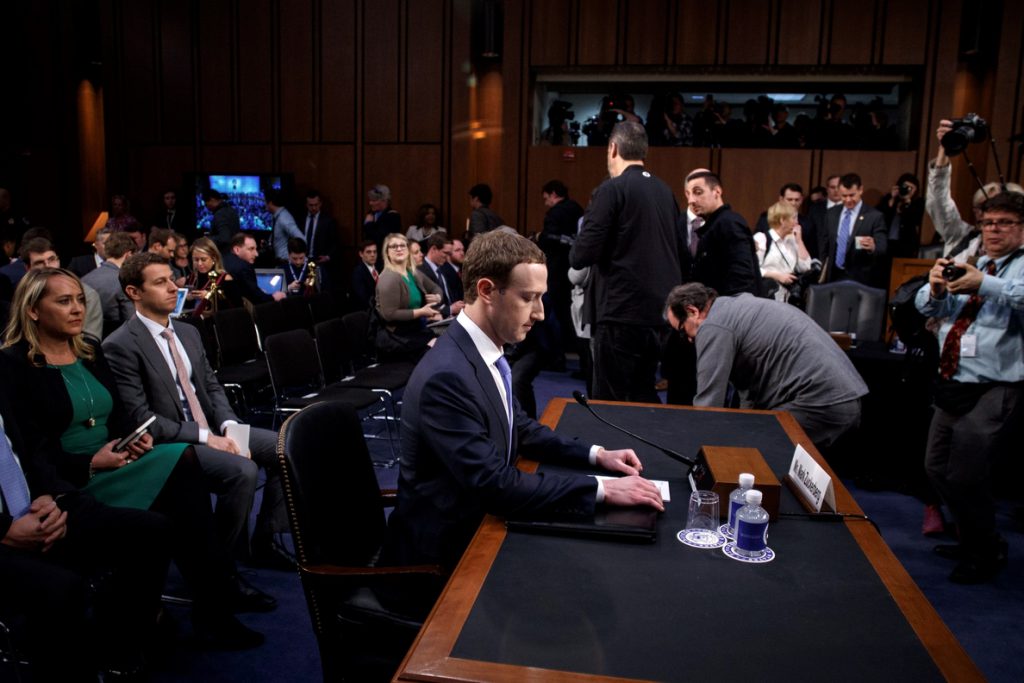 Mark Zuckerberg afirma que Facebook colabora con el fiscal para la trama rusa