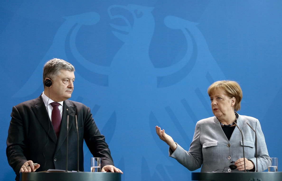 Merkel y Poroshenko lamentan la falta de avances en la pacificación de Ucrania