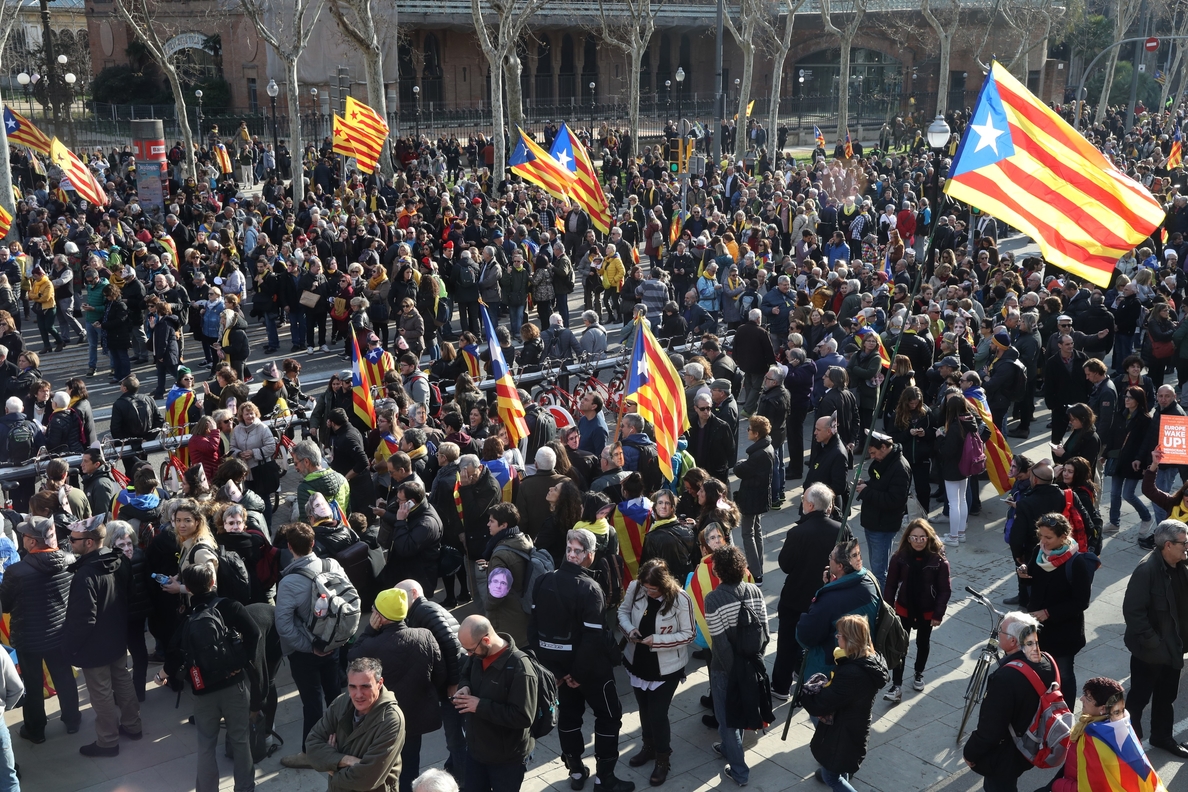 Cuatro detenidos por disturbios ante el Parlament al no investir a Puigdemont