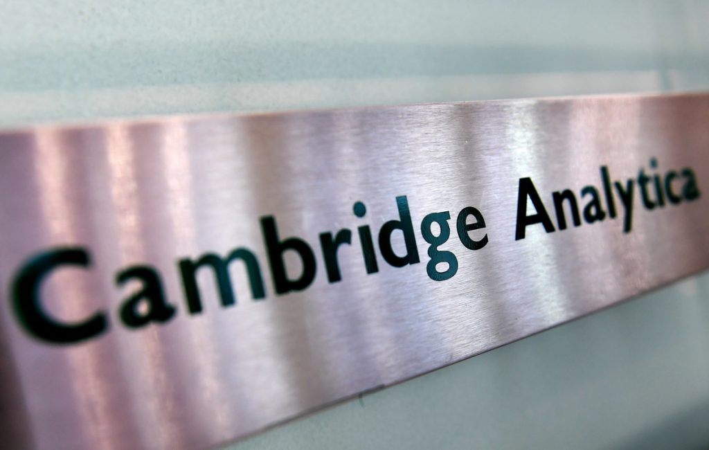 Dimite el consejero delegado en funciones de Cambridge Analytica