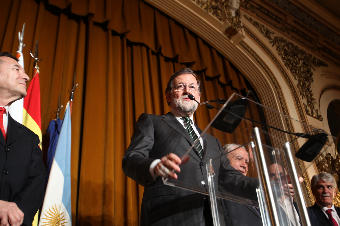 Rajoy augura a los españoles en Argentina que el problema catalán se resolverá
