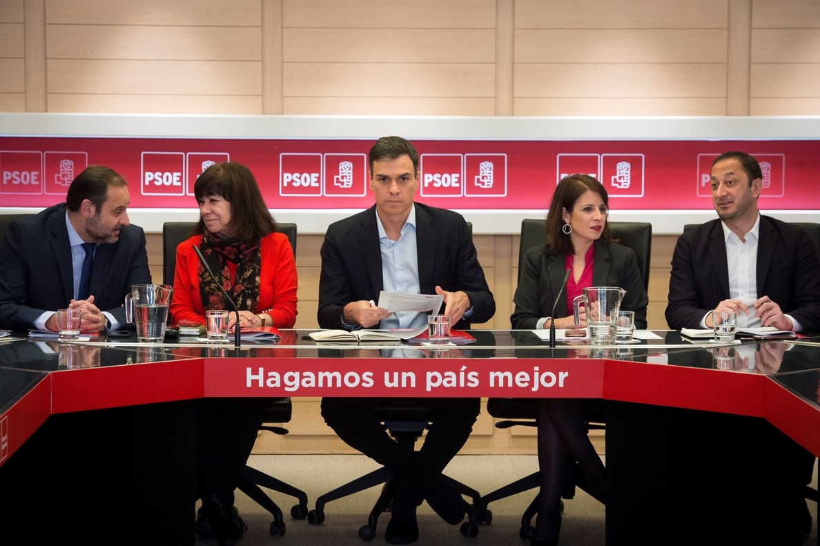 Sánchez presenta una alternativa presupuestaria para 2018 que sube 8.000 millones