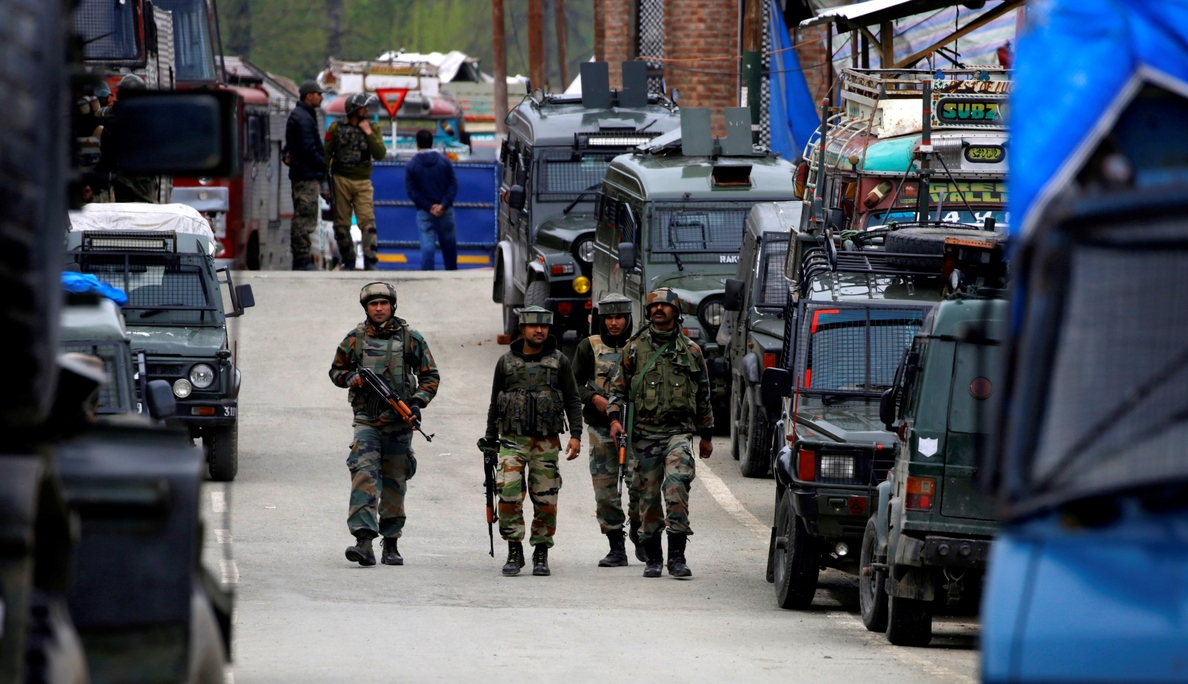Cuatro civiles y un militar muertos y más de 50 heridos en la Cachemira india