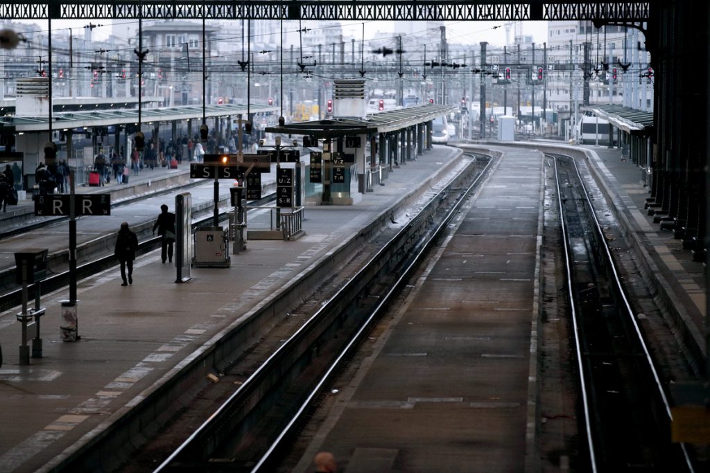 El quinto día de huelga en Francia afectará mañana a la mayoría de los trenes
