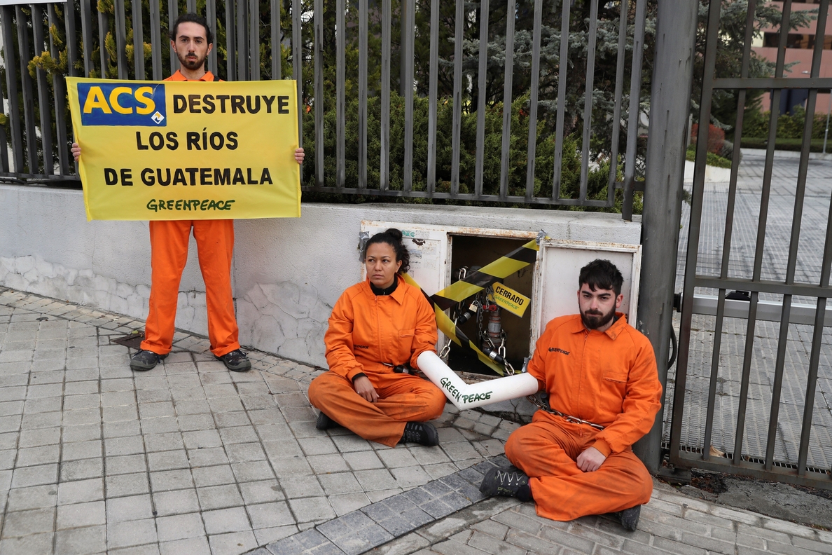 Greenpeace corta el agua a la sede de ACS en protesta por una obra en Guatemala