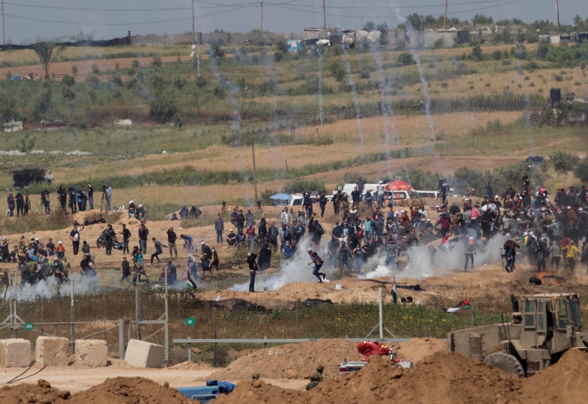 Miles de gazatíes protestan en la frontera con Israel por tercera semana consecutiva