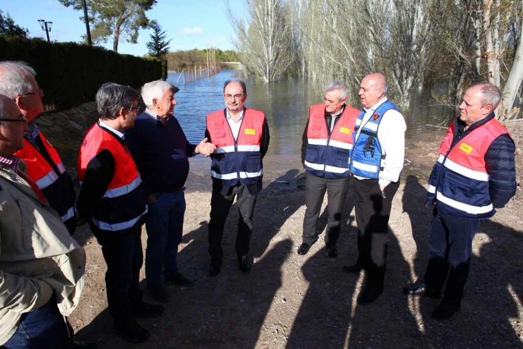Los técnicos y los alcaldes creen que no será necesario desalojar los municipios aragoneses por la crecida del Ebro