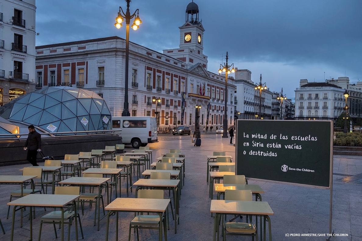 Las principales ciudades españolas amanecen con pupitres vacíos en la calle para recordar a los niños y niñas de Siria