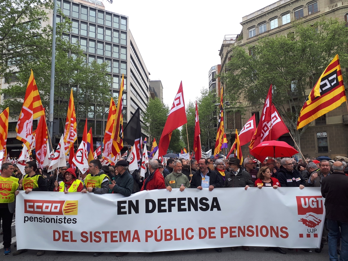 Centenares de personas se manifiestan en Barcelona en defensa del sistema de pensiones