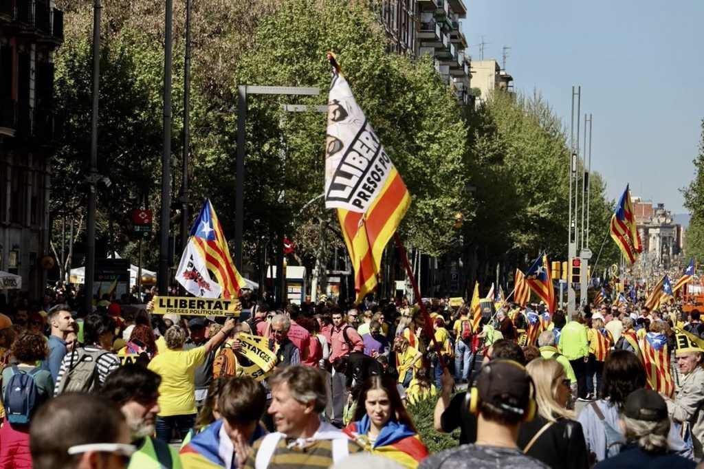 Empieza la manifestación para la libertad de los presos soberanistas con miles de personas en Barcelona