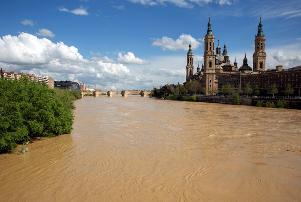 Rescatan a un hombre atrapado en su finca por la crecida del Ebro en Zaragoza