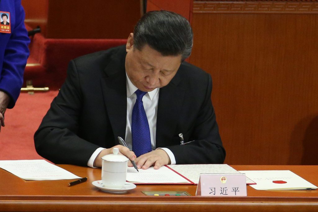 Xi promete más apertura económica al presidente del Foro Económico Mundial